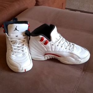 Boy Nike shoes size 4